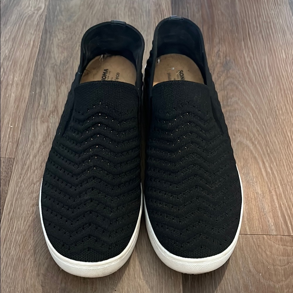 Sonomas SZ 9 womens black slip on shoes.  Great condition.
